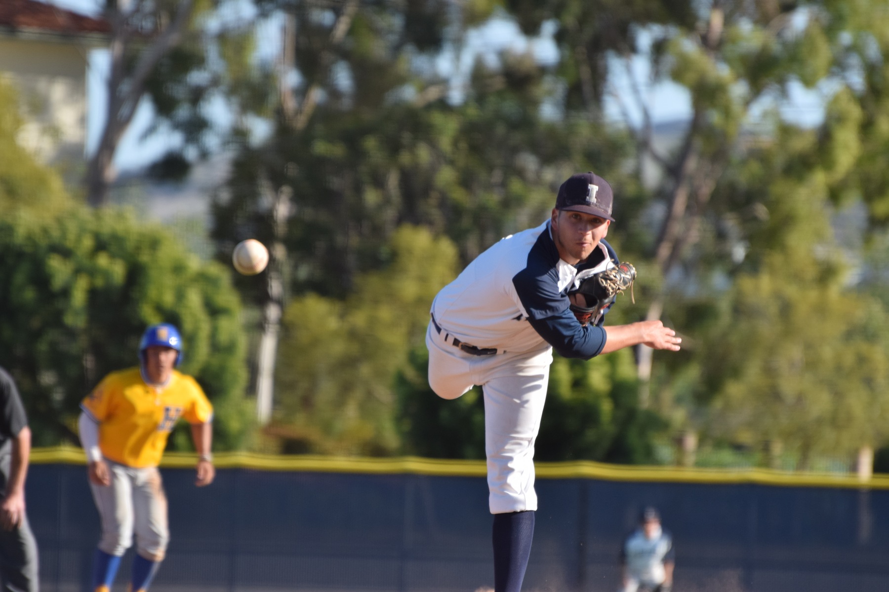 Baseball team falls behind early, drops game to LA Harbor