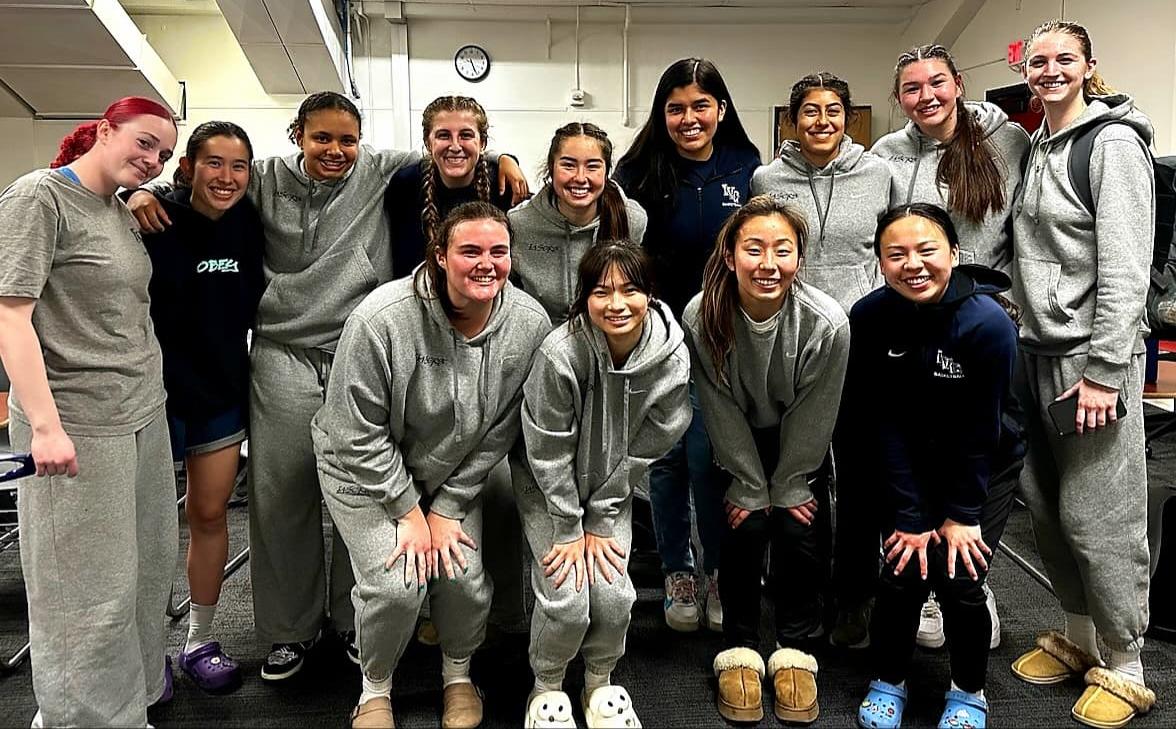 Women's basketball team picks up key win on the road
