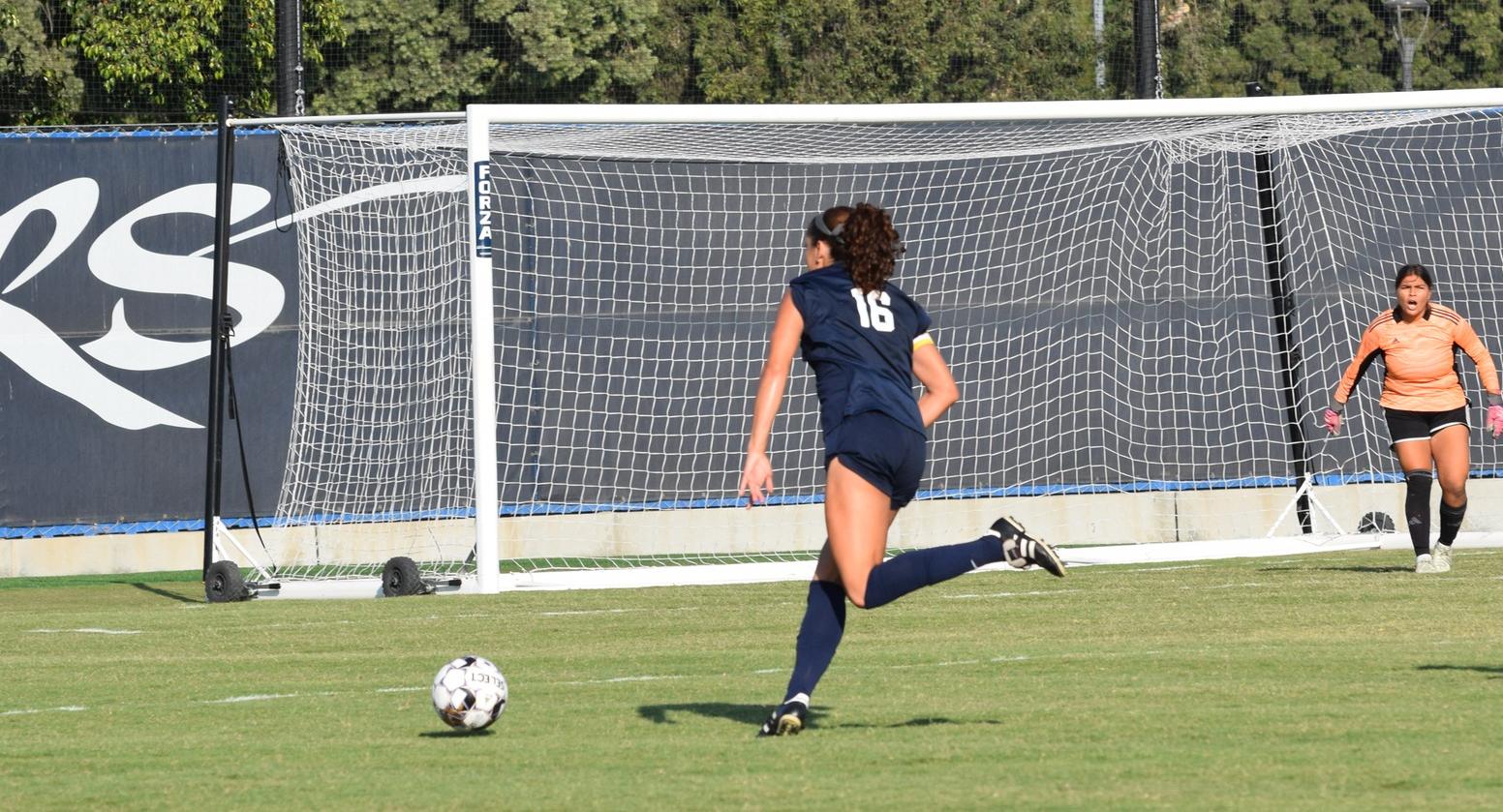 Women's soccer team shuts out Fullerton, 1-0, in OEC match