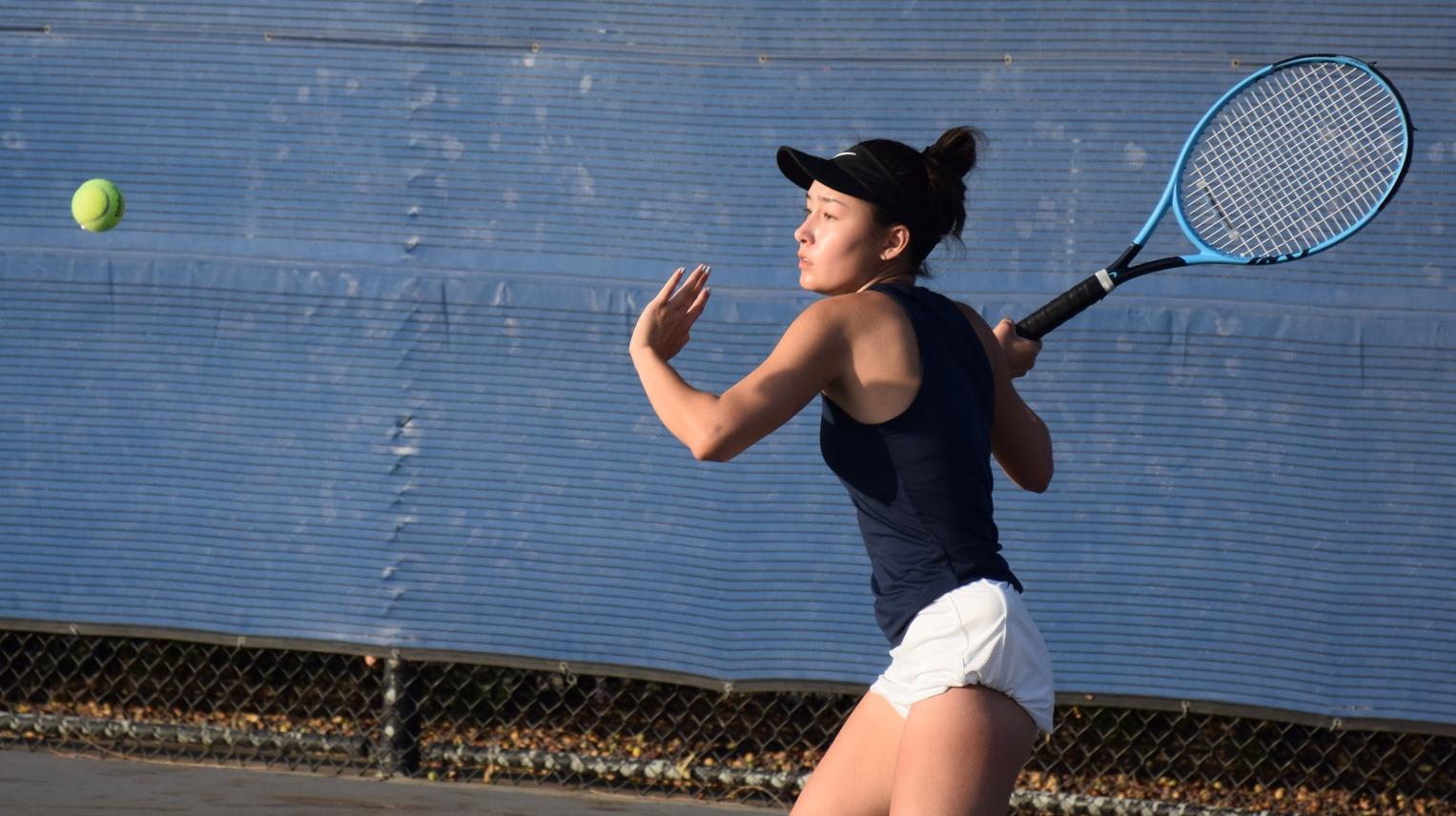 Women's tennis team defeats Riverside, takes control of OEC