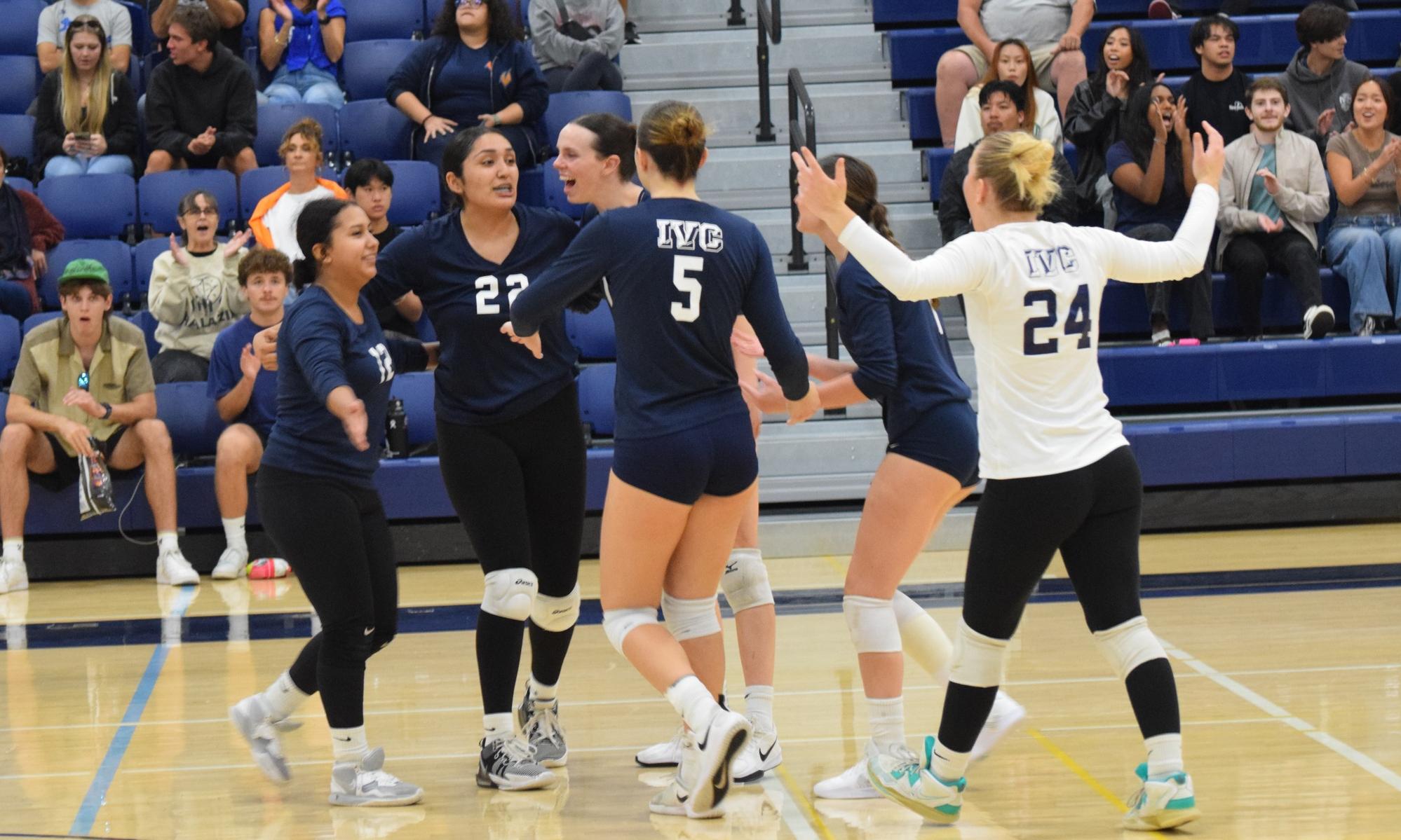 Women's volleyball team wins second straight, beats Santa Ana